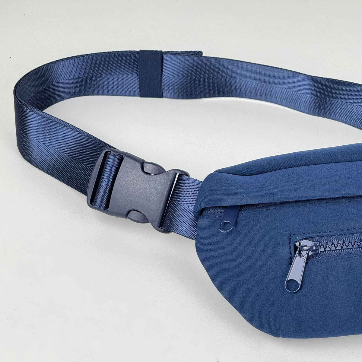 Belt Bag : Neoprene Belt Bag – Hands-Free Crossbody Waist Pack in van Vanda Liamo