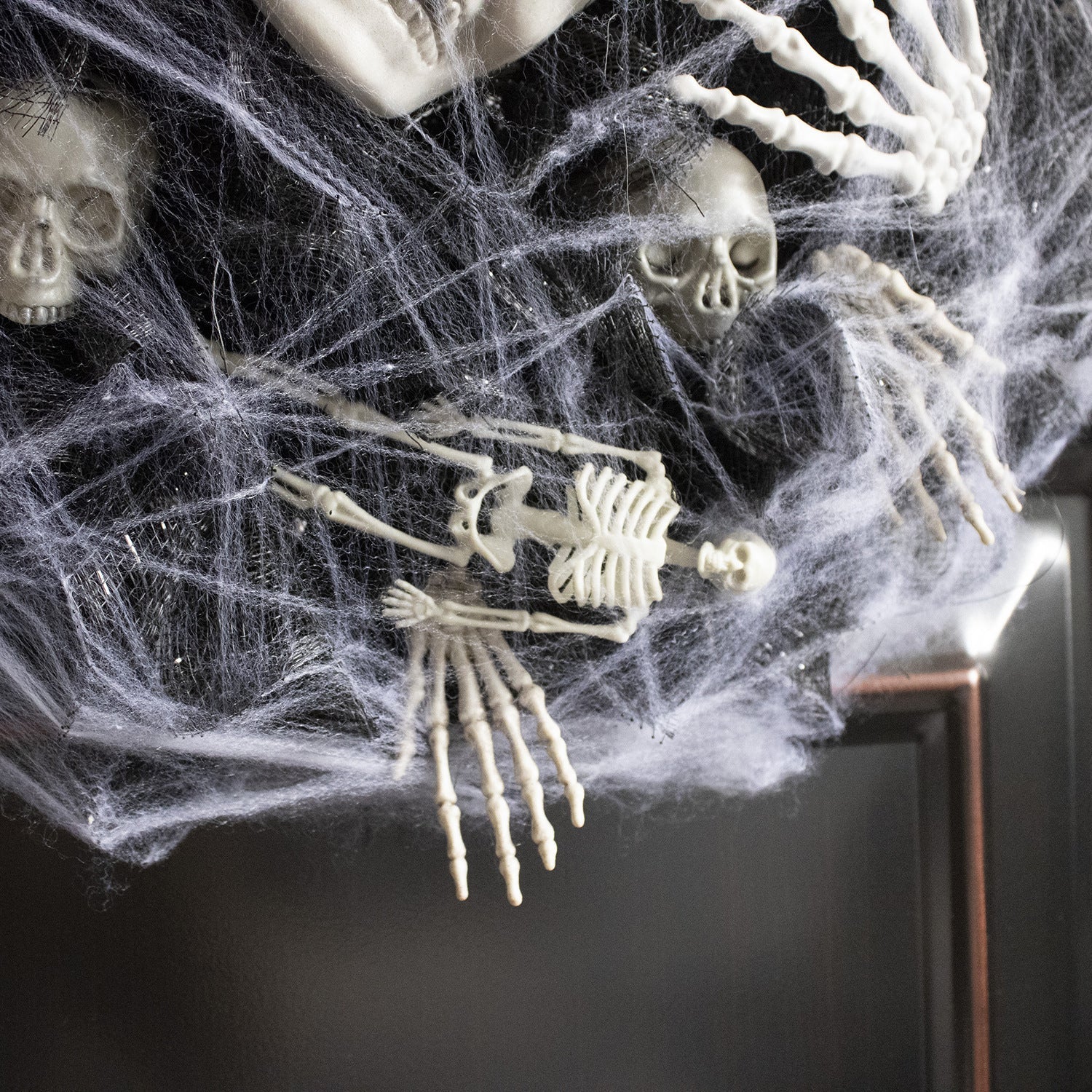 Gifts – Seasonal – Halloween : Spooky Skull Mesh Wreath in van Vandaliamo