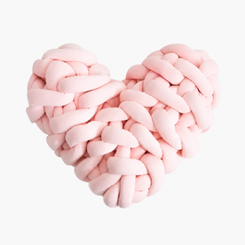 Hjertepude | Hjerteformet pudemot i groft strik til et hyggeligt hjem - €25 : Heart-shaped pillow motif in coarse knit for a cozy home in Pink van Vandaliamo