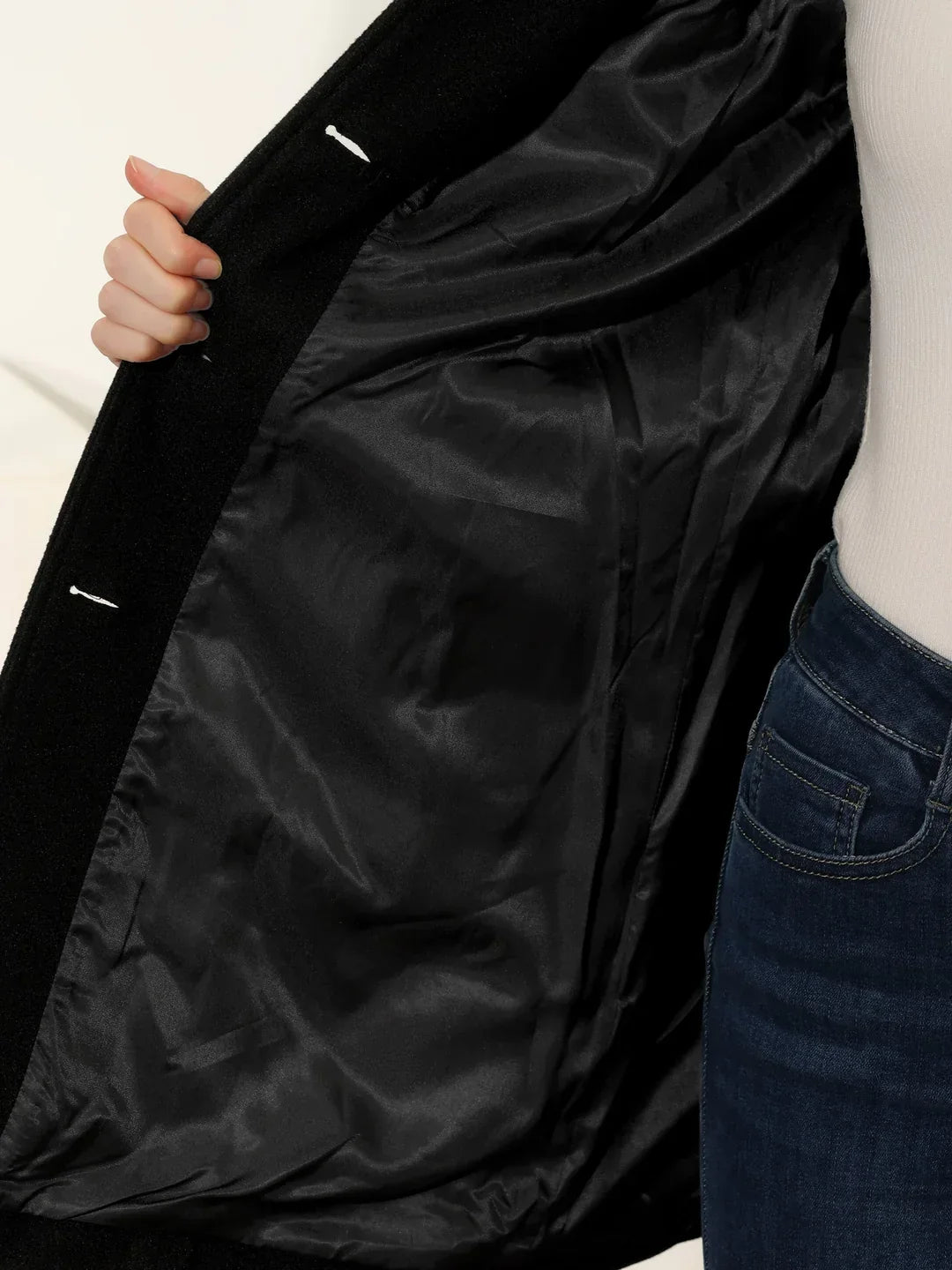 Outerwear : Women's Tailored Coat - Classic Collar with Button Closure in van Vanda Liamo