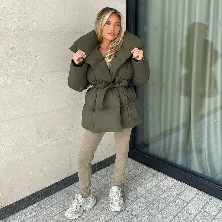 Coat : Women's Belted Puffer Coat with Stand Collar in Dark Green van Vandaliamo