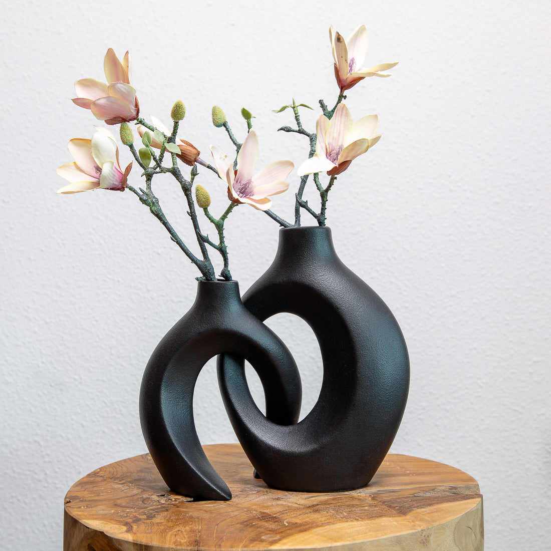 house & garden : Intertwined Ceramic Floral Vase in van Vandaliamo