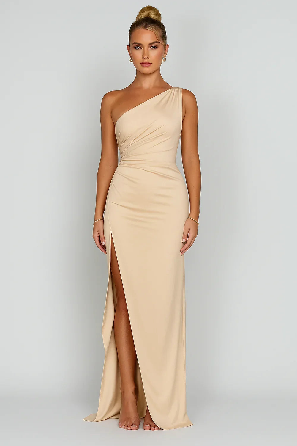 Dress : Women's Satin One-Shoulder Maxi Dress in Beige van Vandaliamo