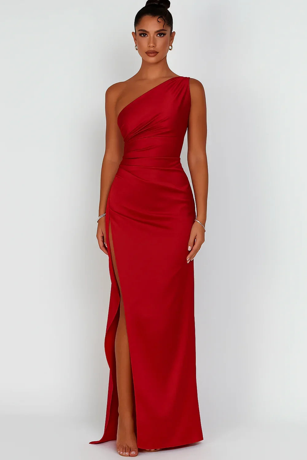 Dress : Women's Satin One-Shoulder Maxi Dress in Red van Vandaliamo