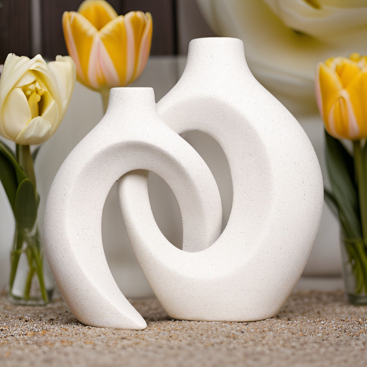 house & garden : Intertwined Ceramic Floral Vase in van Vandaliamo