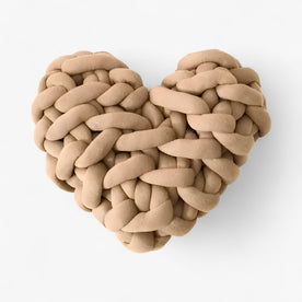Hjertepude | Hjerteformet pudemot i groft strik til et hyggeligt hjem - €25 : Heart-shaped pillow motif in coarse knit for a cozy home in Beige van Vandaliamo