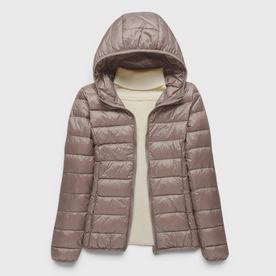 Fashion : Women's Quilted Puffer Jacket with Hood in Taupe van Vanda Liamo